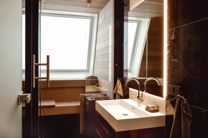 维也纳七区顶层公寓,温馨原木与黑色花岗岩的完美融合-5