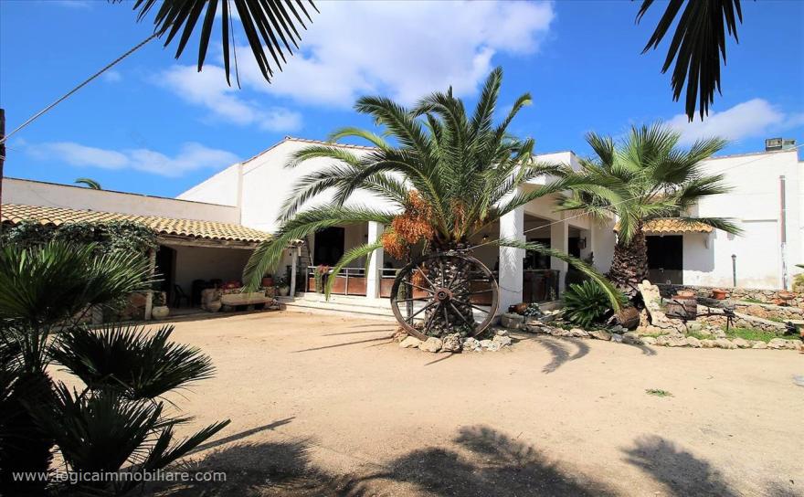 "重现原生美,古今交融的 Masseria 'Li Cafari'别墅改造"-1