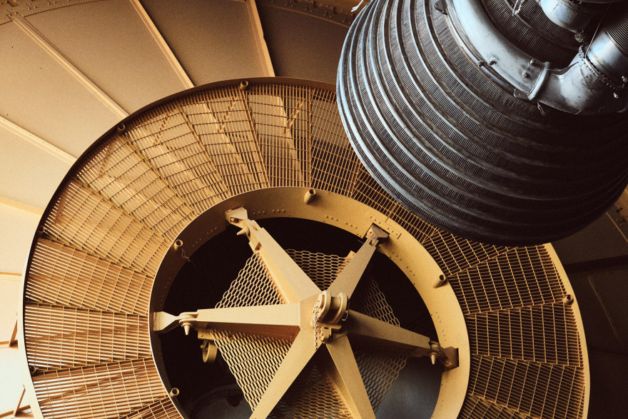 Zac Henderson 打造工业风 Saturn V 火箭内部空间设计-8