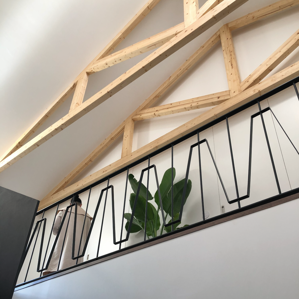 葡萄牙历史中心住宅翻新，木质阶梯成亮点-15