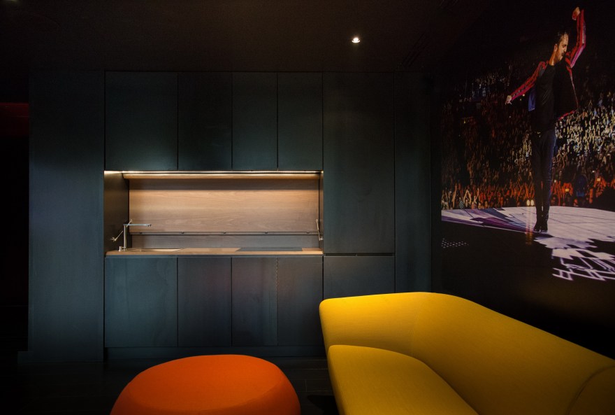 绿意盎然的音乐工作室 | 透明玻璃与植物墙的创意融合-11