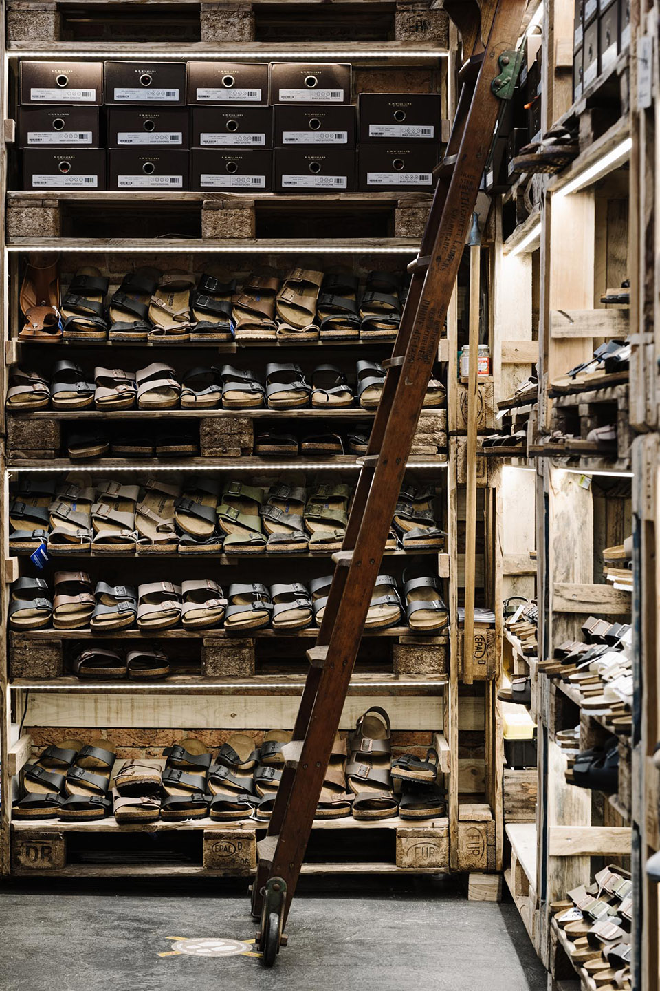 木制货运托盘搭建的鞋店，墨尔本/打造独特购鞋体验-25