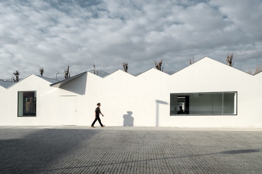 绿色纤维玻璃外墙,打造温馨包容的康复中心-24