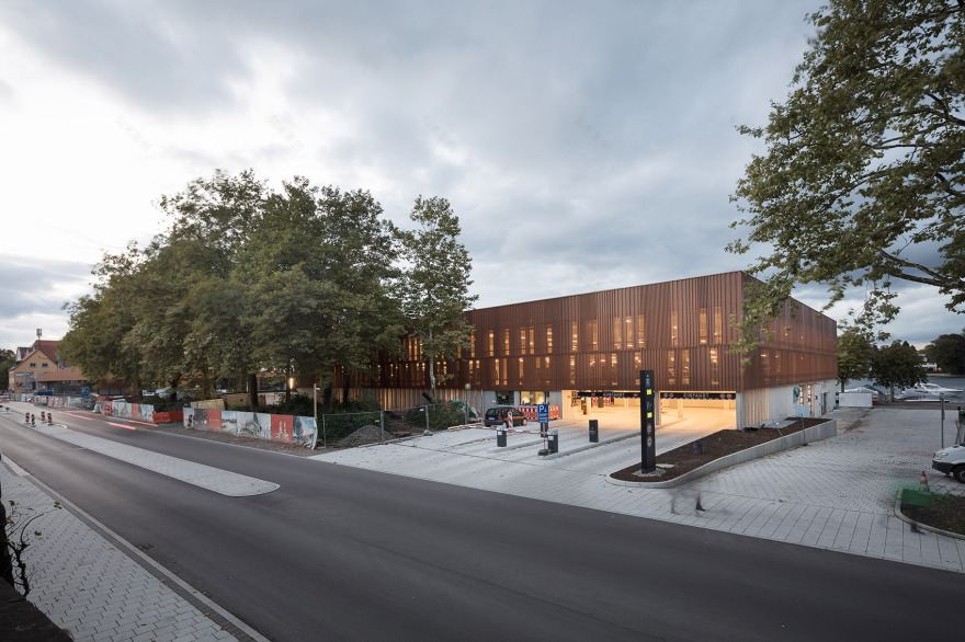 波浪金属立面,营造光影交织的立体停车场-2