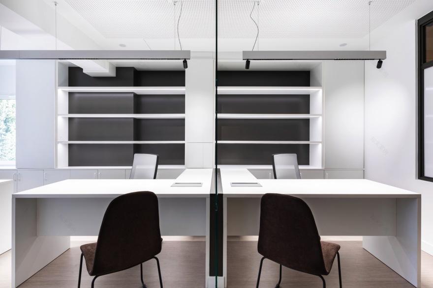 "优化空间利用,展现照明产品魅力的办公室设计"-4