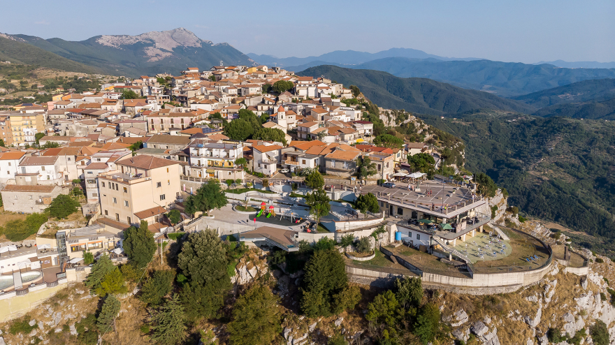 意大利卡普里岛悬空步道花园设计丨Trentinara 市政府-1