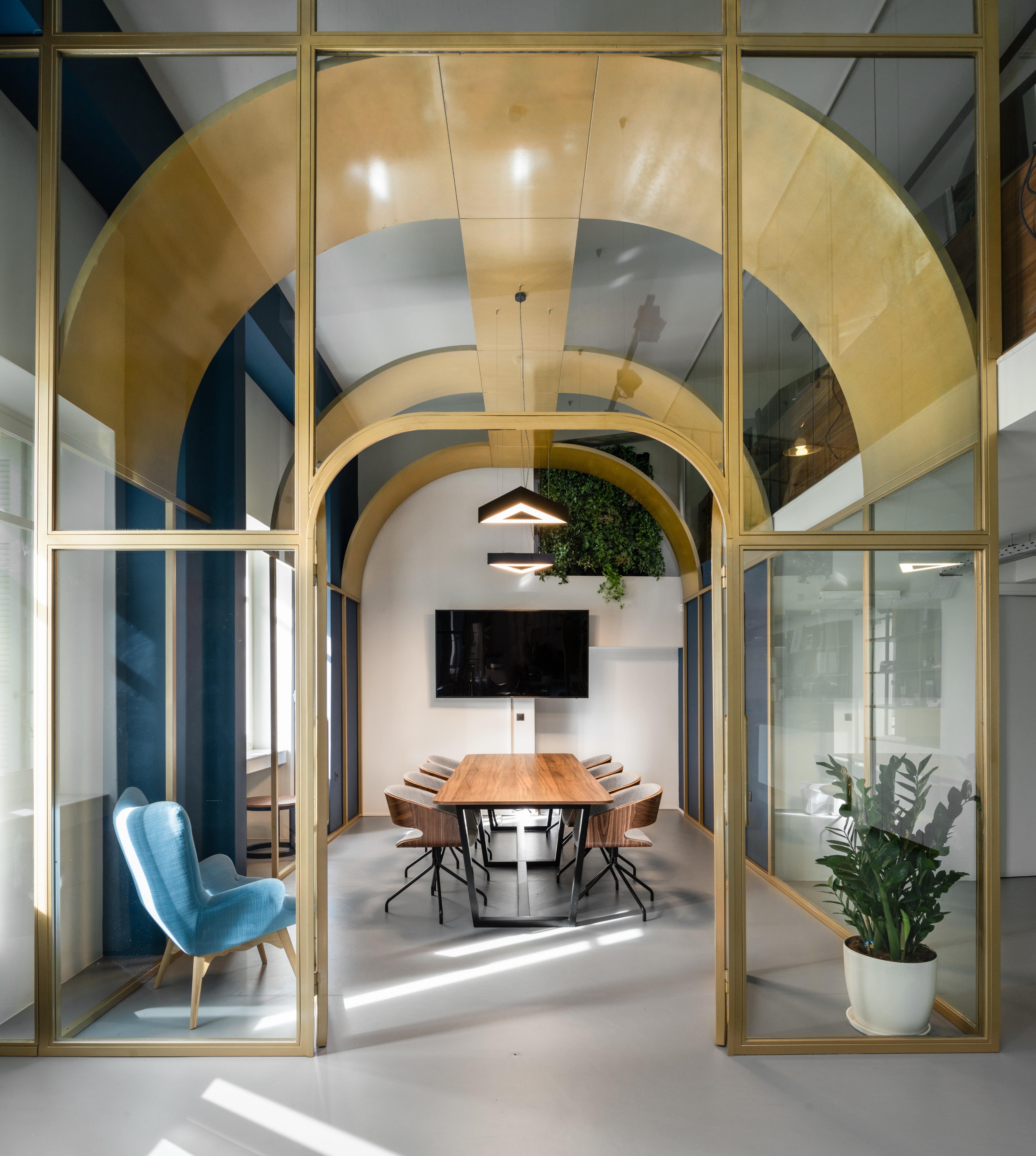 金色双层办公空间,展现灵动与协作之美-0