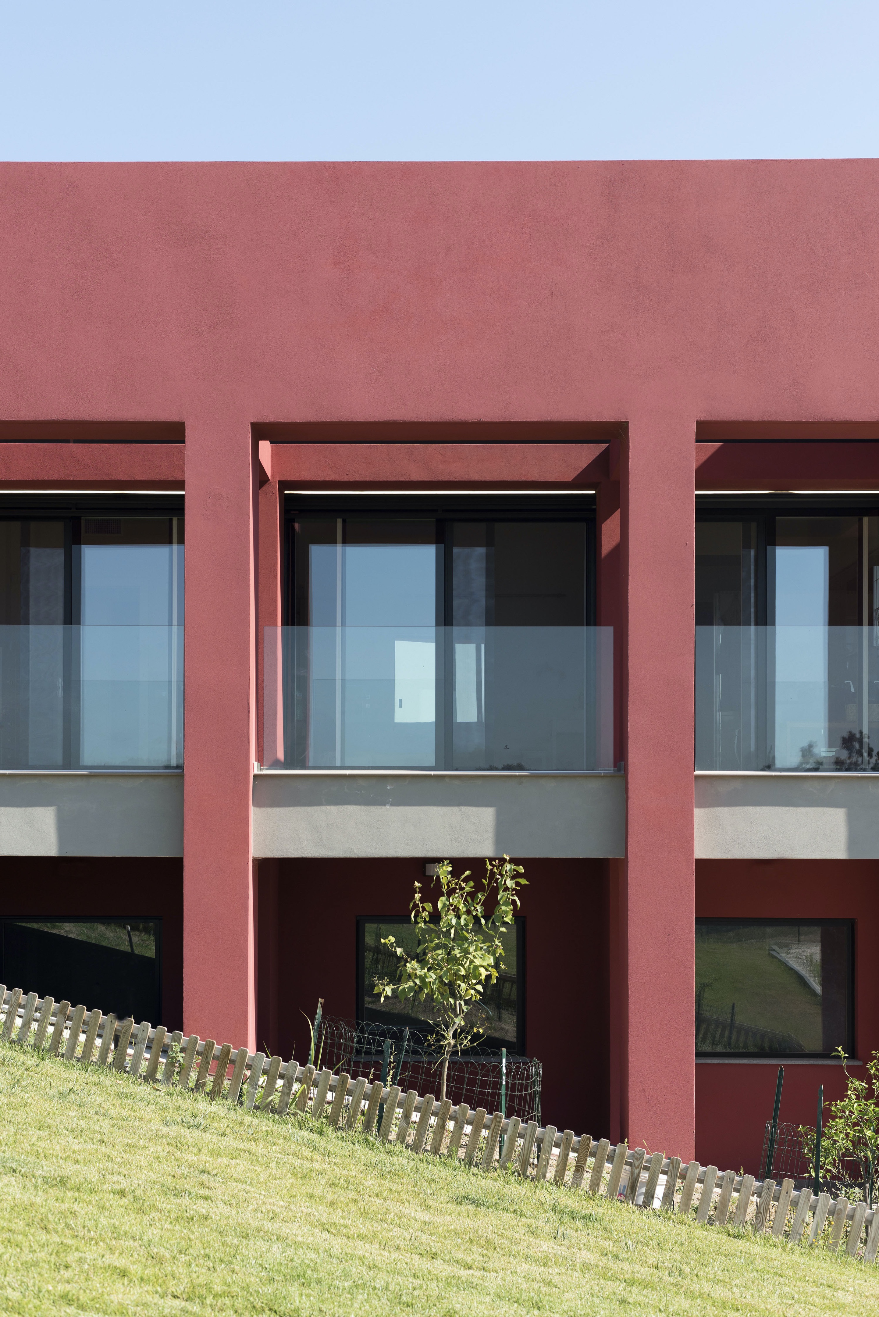 罗马北部田园别墅 | 红屋游泳池的现代建筑设计-4