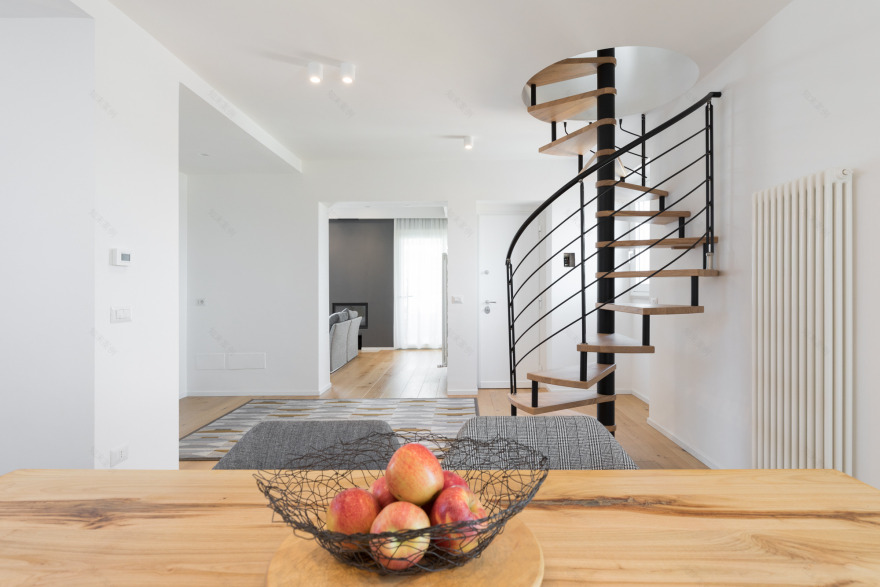 融合极简与装饰艺术的罗马公寓改造-11