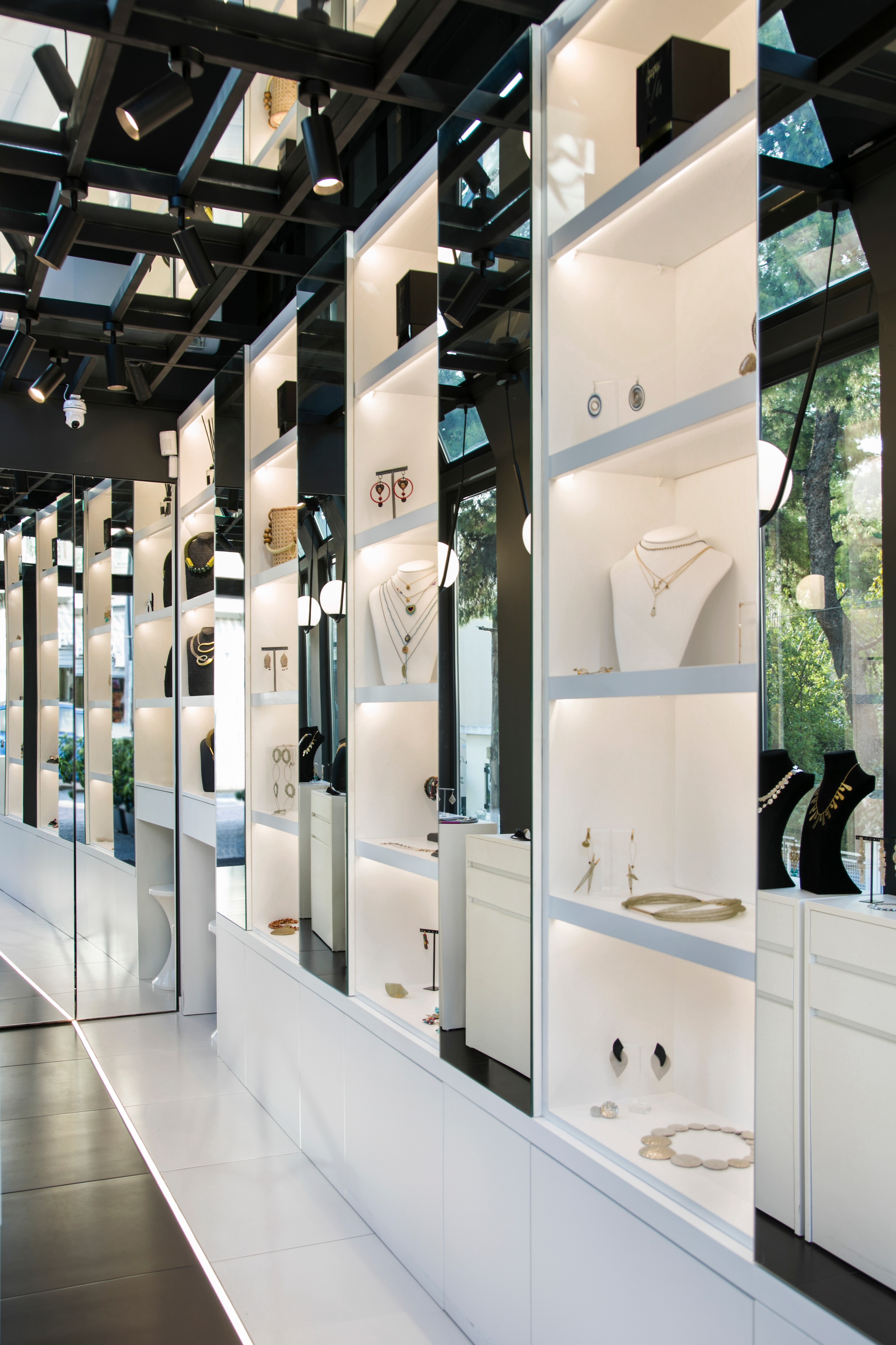 希腊小仓库变身为光彩夺目珠宝店-5