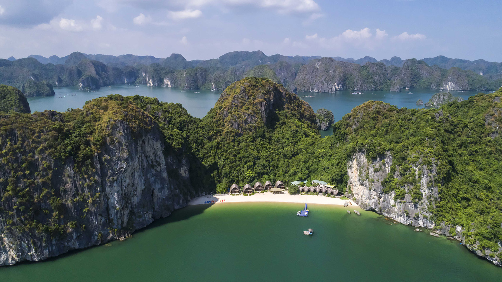 漂流岛度假村，越南/绿色山脉、白色沙滩与蓝色海洋中的竹结构-2