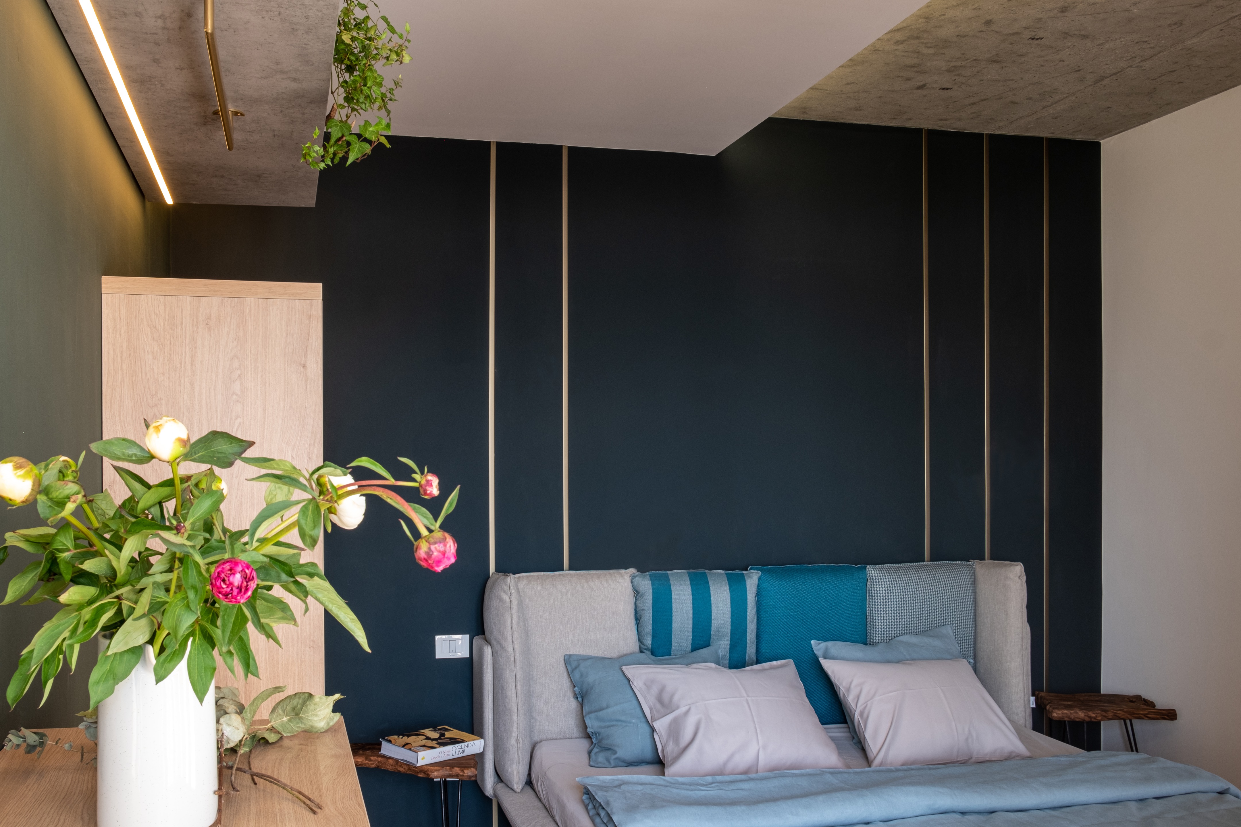 黑白极简公寓，融入自然的粗犷之美-14