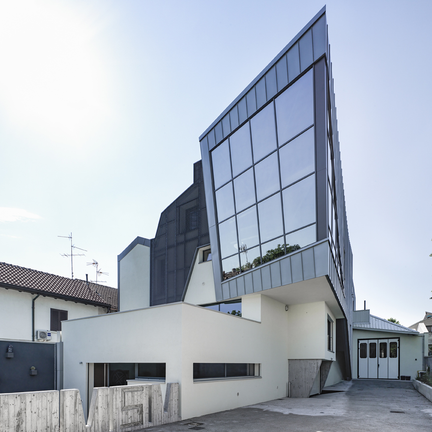 创意风暴中的仓库改造 | 意大利米兰金属木质建筑-2