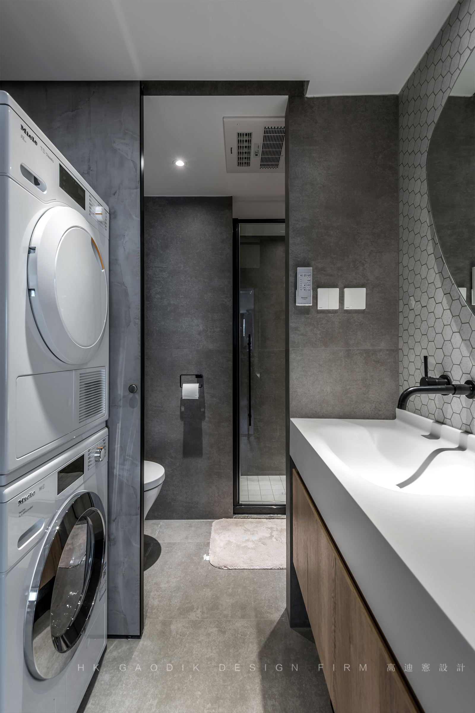 高迪愙设计事务所 | 平层住宅,控制细节平衡空间情感-23