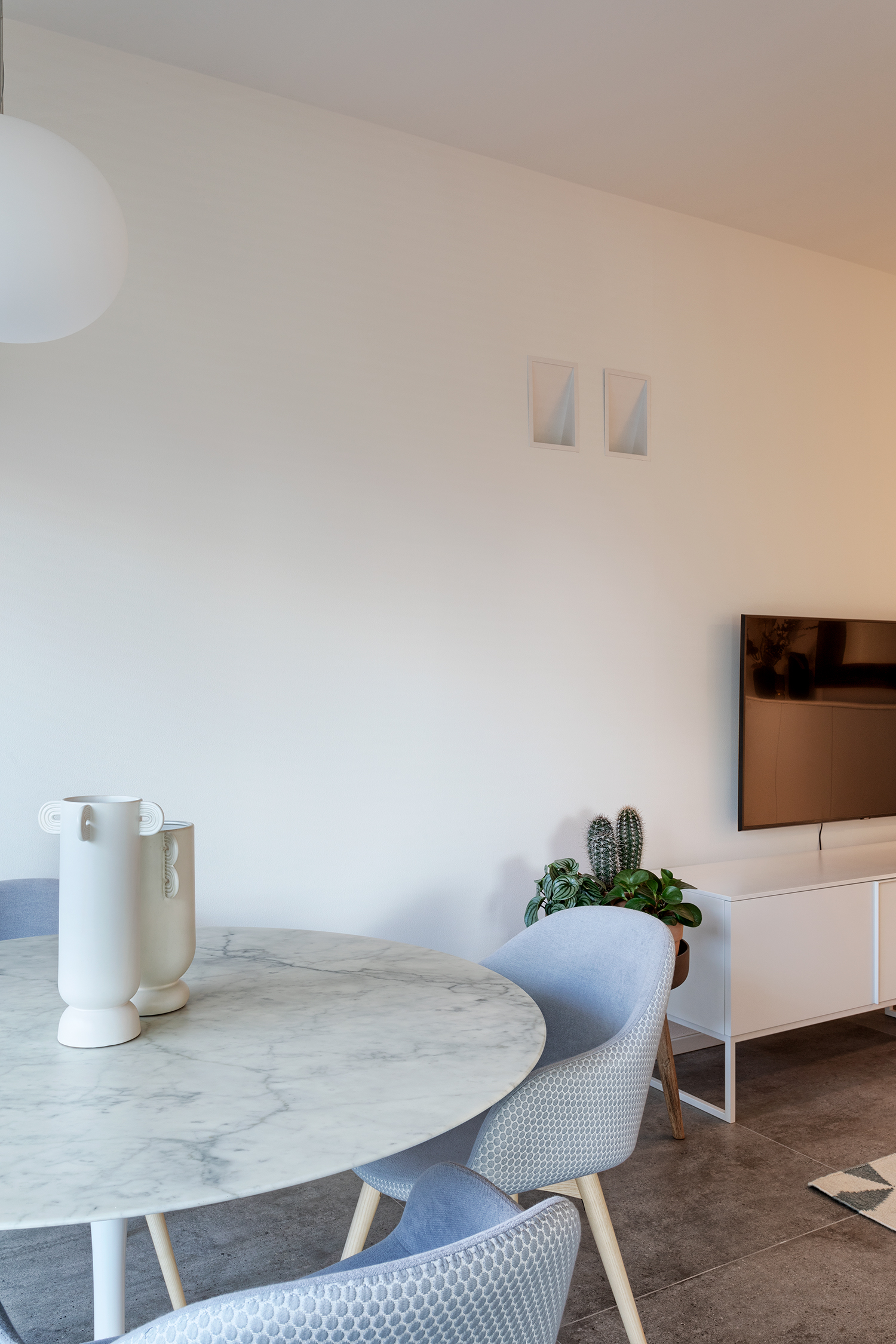 极简白色公寓，自然光线与设计完美融合-32