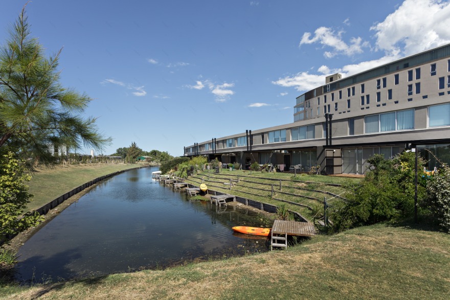 湖畔曲线公寓建筑丨Forcinito Arquitectos-1