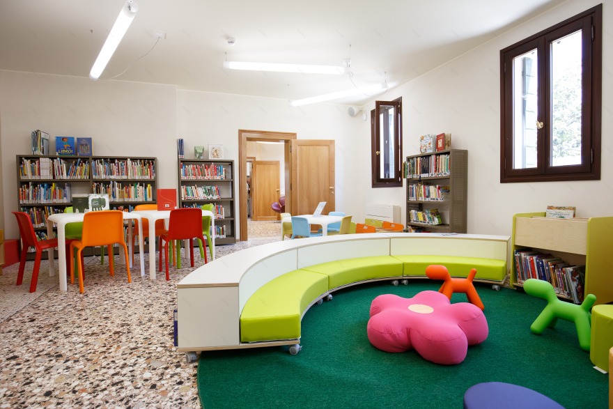 意大利古宅变身现代图书馆-12