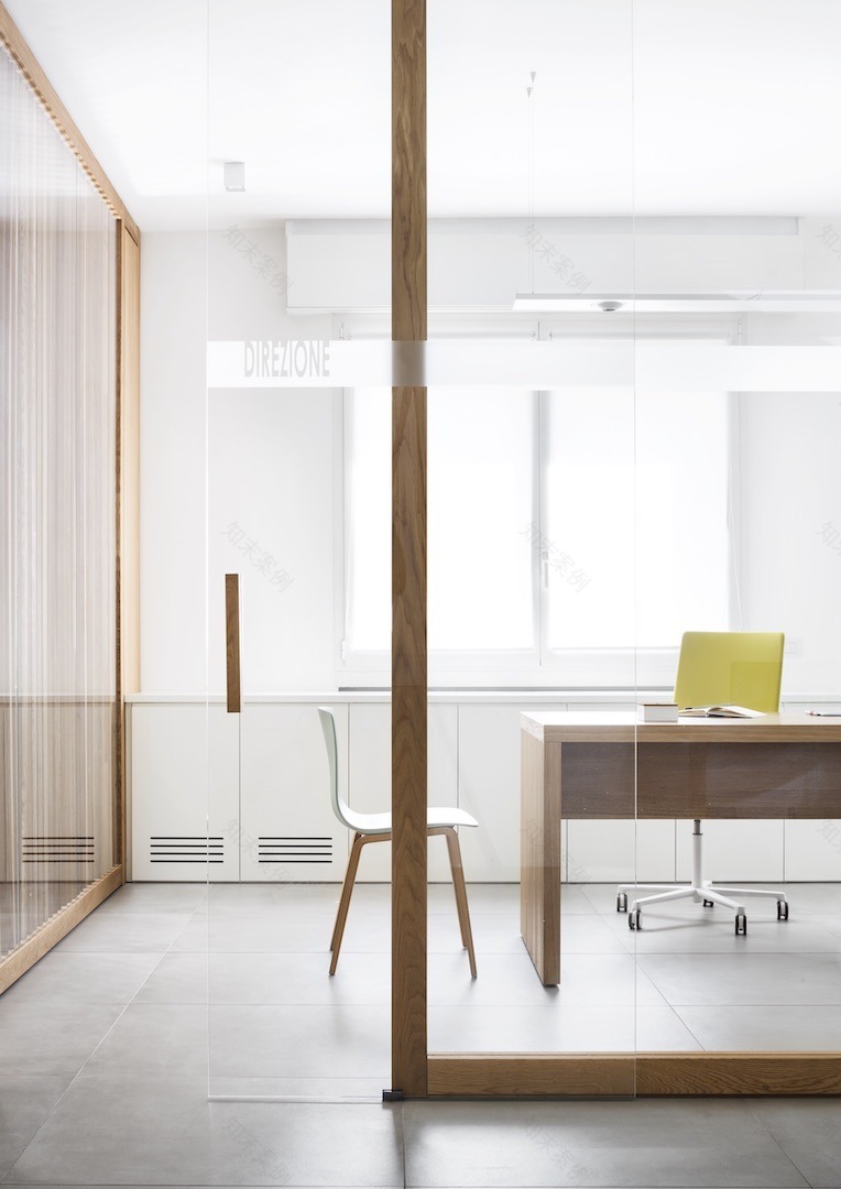 定制实木与玻璃结合,打造优雅办公空间-6