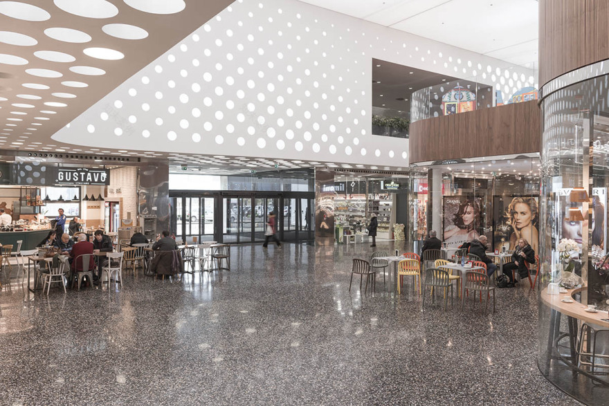 翻新后的意大利 Arezzo 中心 · 现代与传统融合的商业空间-7