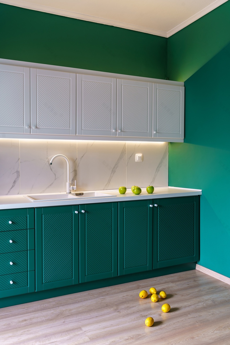 梦幻绿意 · 希腊顶楼公寓的现代改造-1