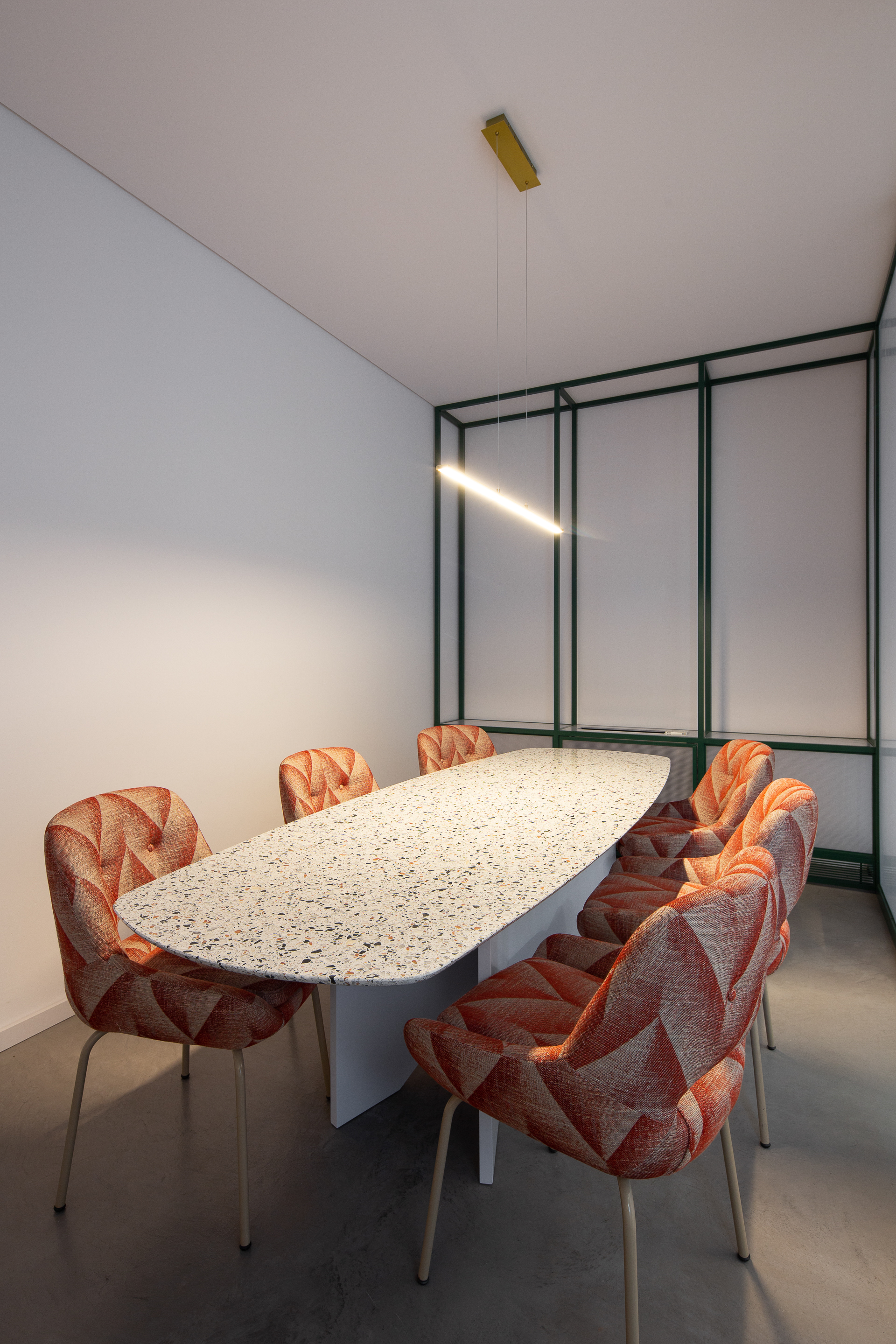 创意设计工作室打造葡萄牙马托西纽斯办公空间-8