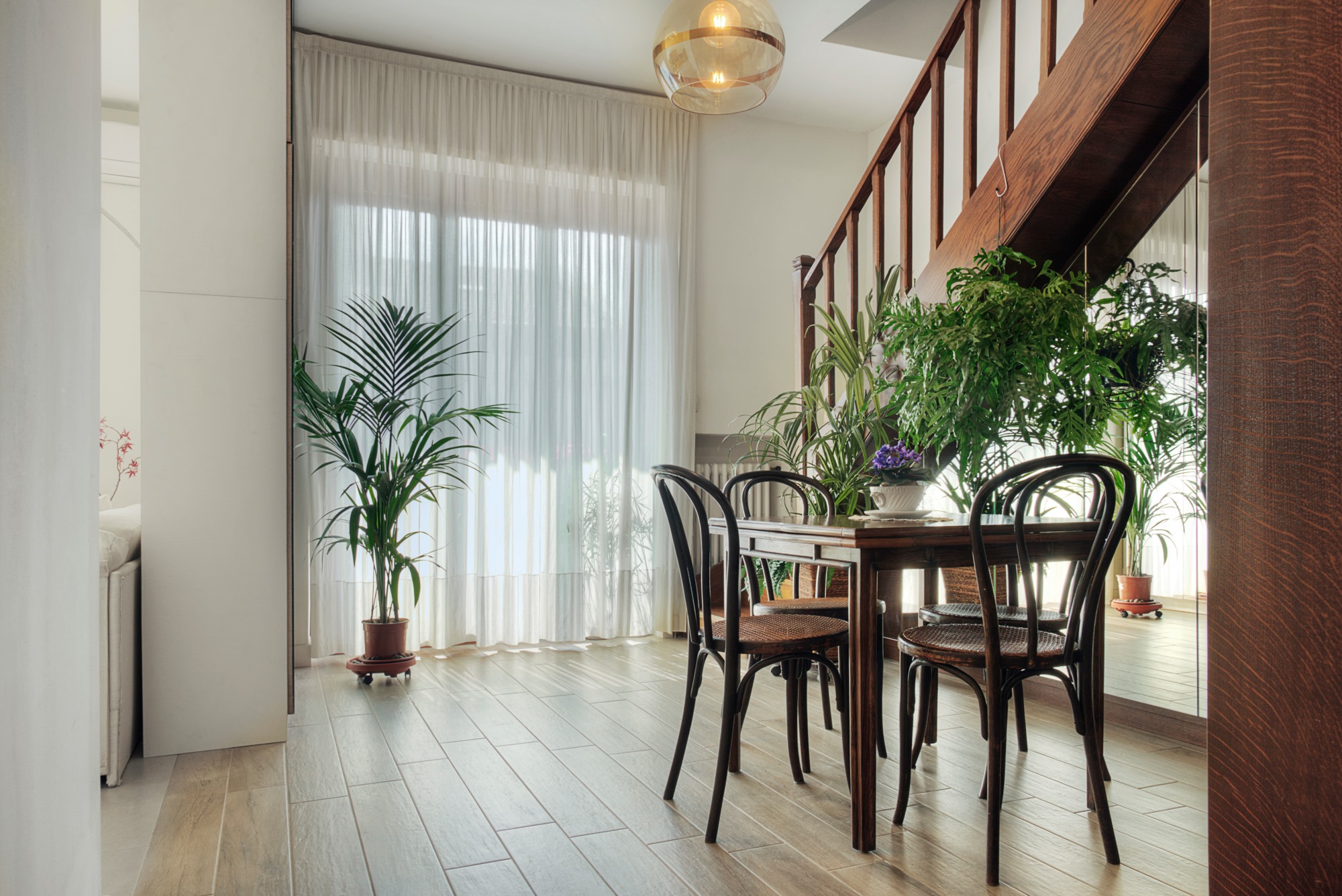 复古 70 年代家具翻新，打造独特公寓空间-1