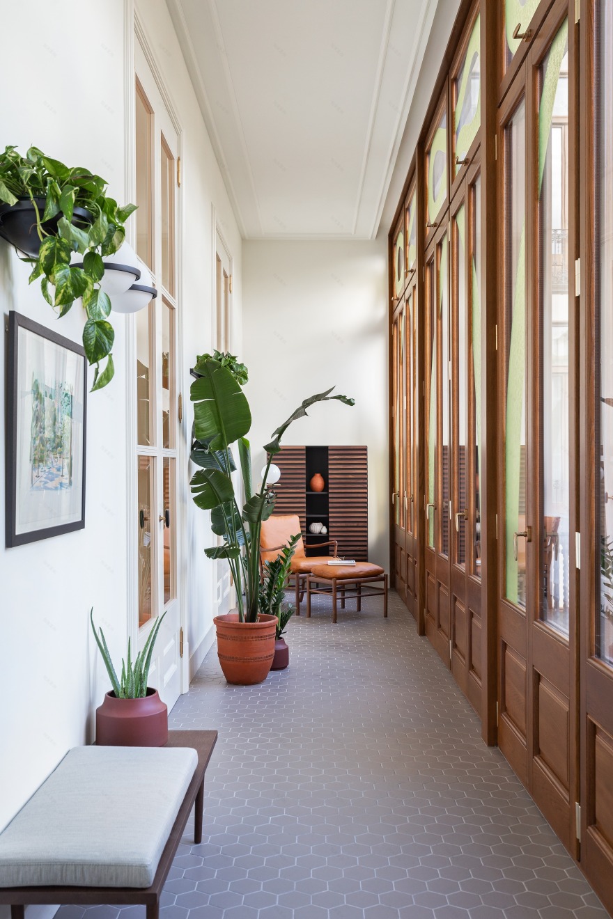 巴塞罗那现代主义建筑中的优雅家居-1