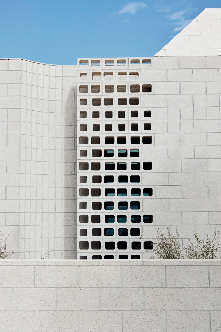 混凝土金字塔下的海滩别墅设计-97