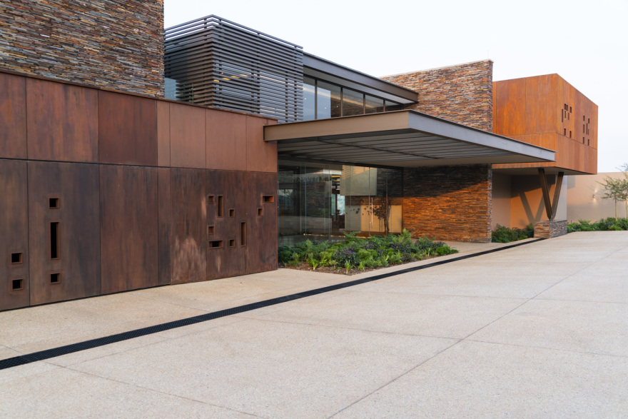 南非 Mooikloof Heights 别墅 | 室内外生活交融,景观迷人-36