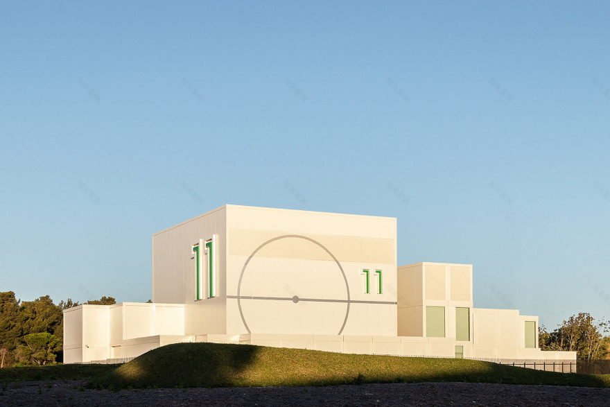 足球城市中的电视频道临时建筑-0