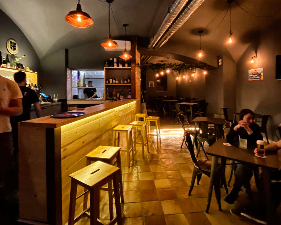 意式风情木质啤酒屋,分层设计展现多元空间-0