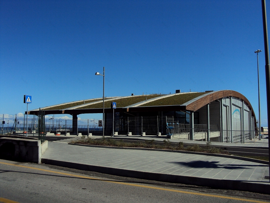 创新绿色斜坡屋顶-7