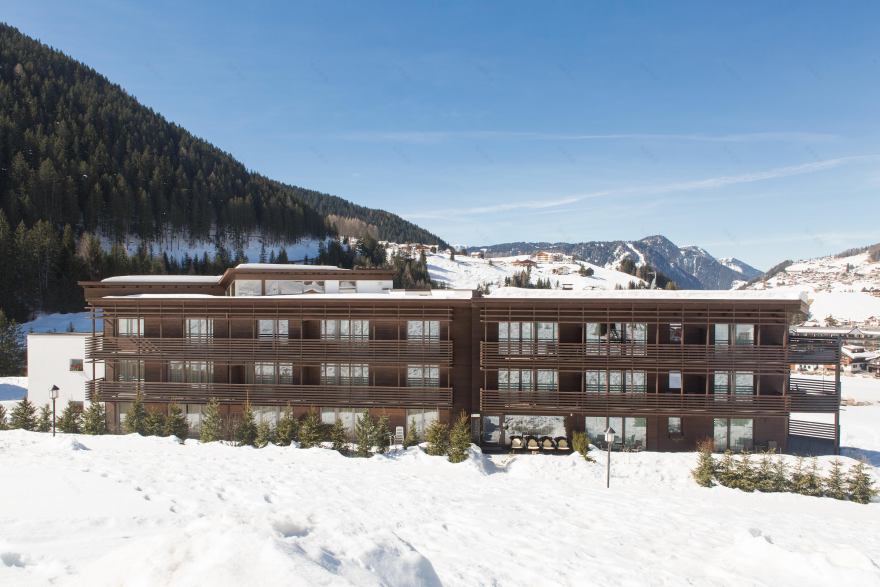 阿尔卑斯山峦间的绿色酒店设计-9