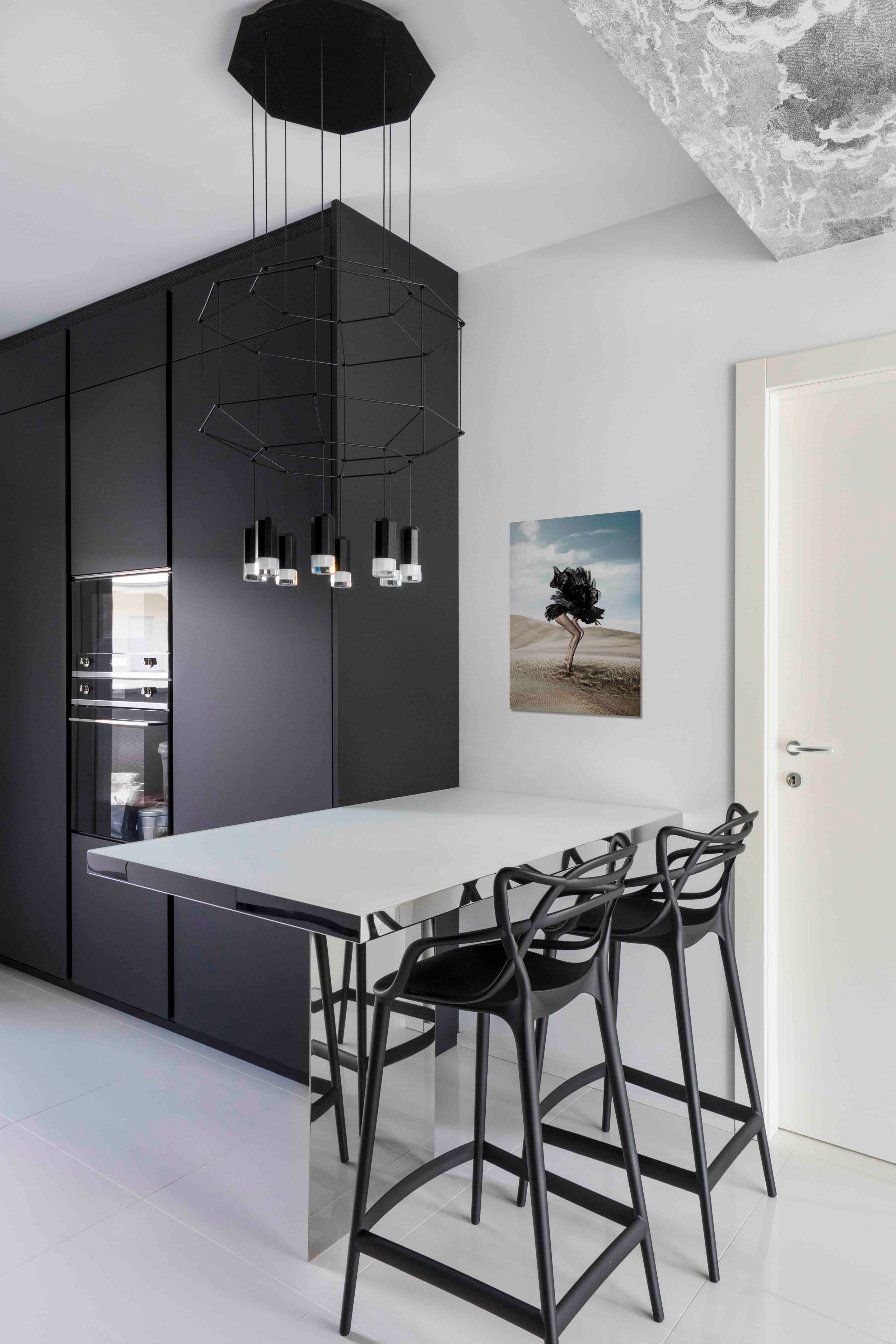 黑白双层公寓设计，量身定制家具展露个性-2