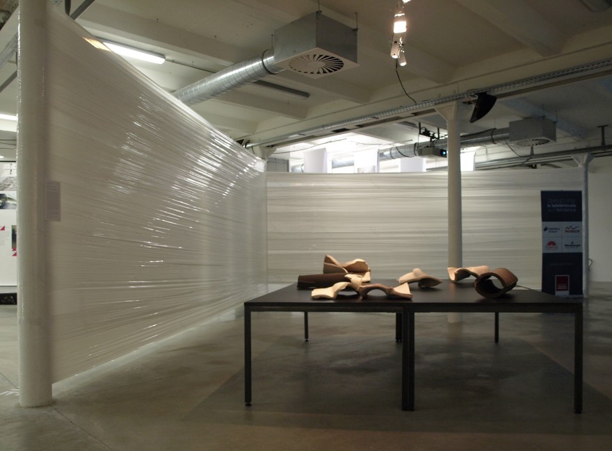 塑胶薄膜包装的临时展览空间-10