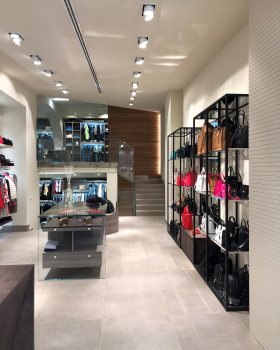 历史悠久的城市商店重焕新生的设计魅力