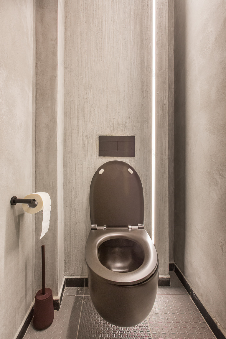 以色列霍隆半独立别墅,绿色 basement 散发爱尔兰酒吧气息-14