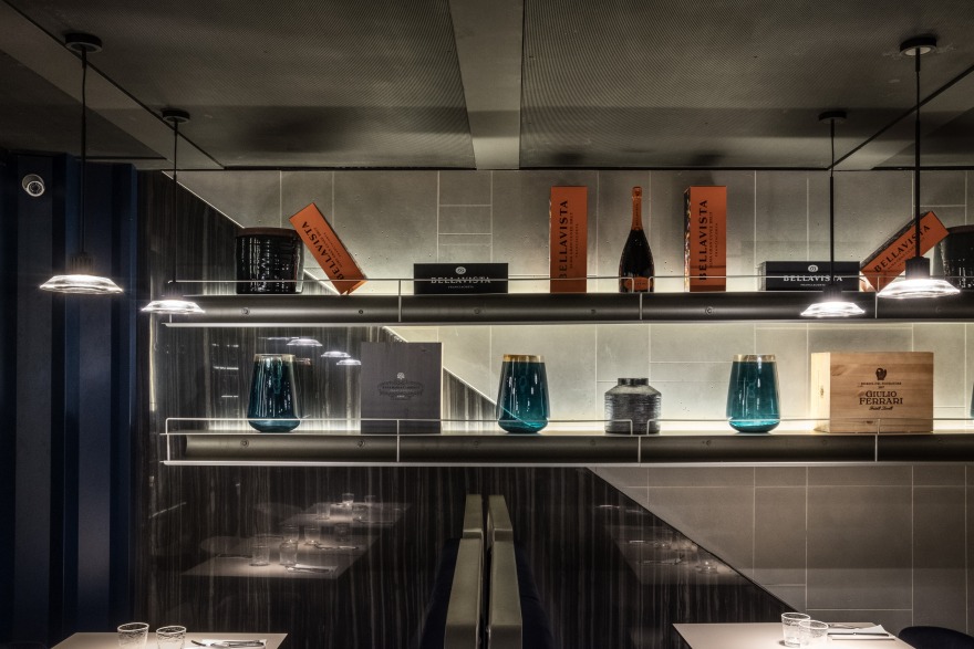 Milan 繁华中心的戏剧性餐厅-11