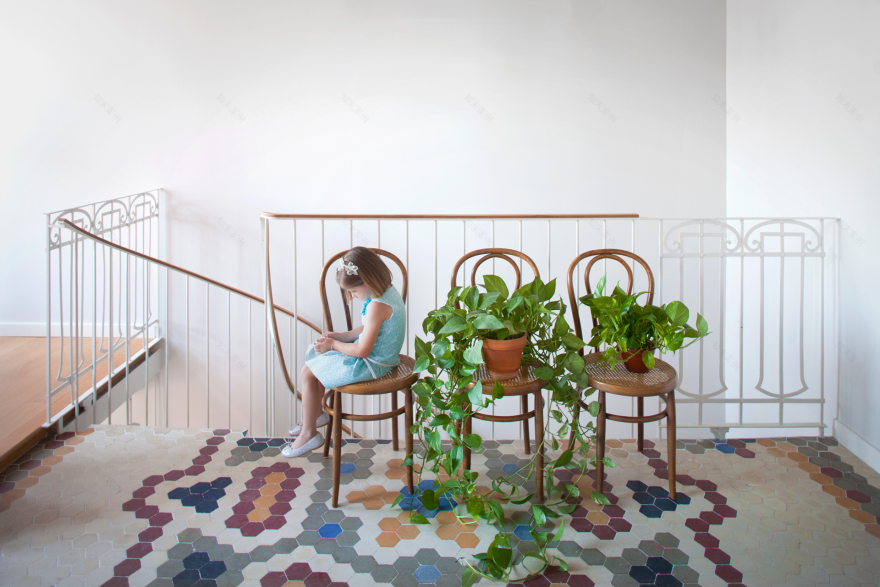 温润的木质曲线 | 连接两层空间的楼梯设计-0