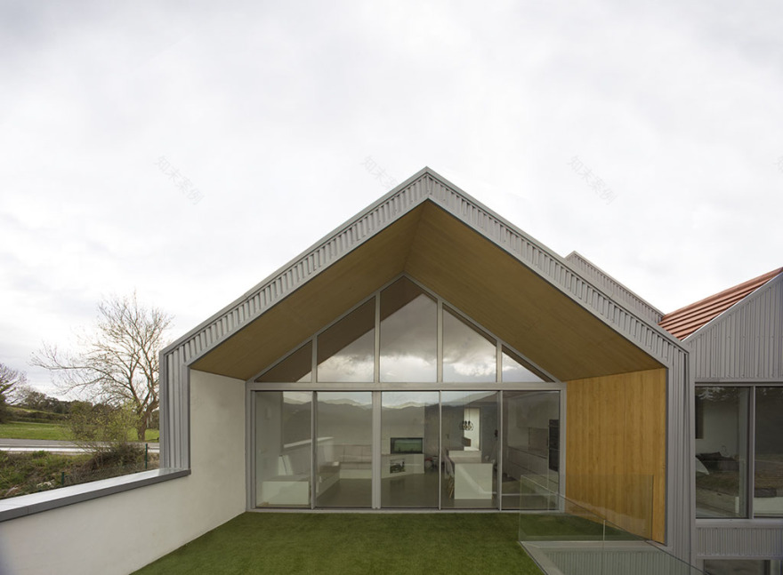 西班牙 Zumaia 山谷中的倾斜别墅-8