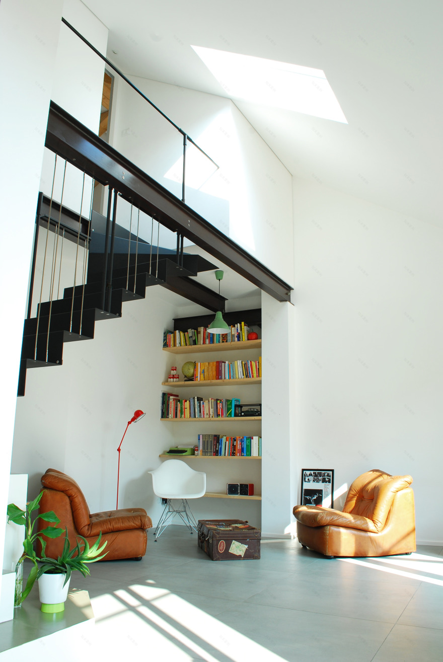 都灵多元文化区三层复式公寓 | 金属折叠楼梯营造双高空间-3
