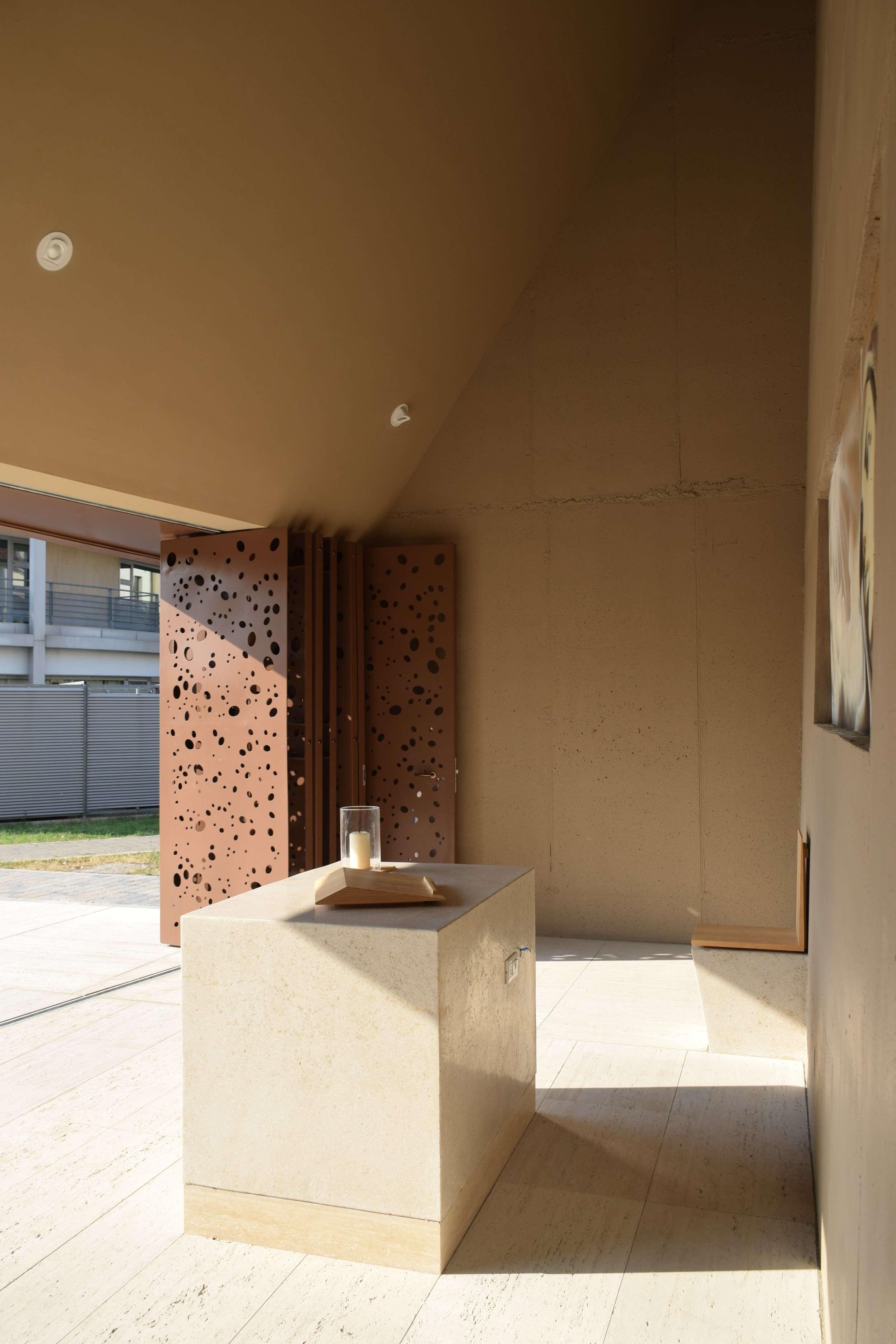 爱心之城堡 · 简约而庄重的社区教堂设计-3