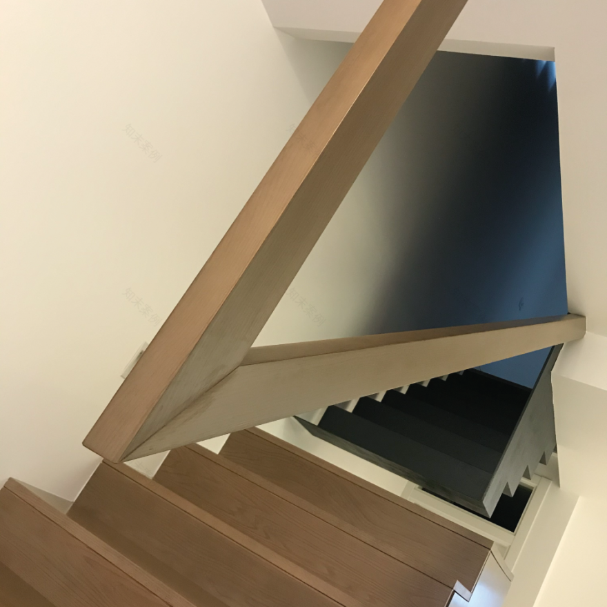 葡萄牙历史中心住宅翻新,木质阶梯成亮点-3