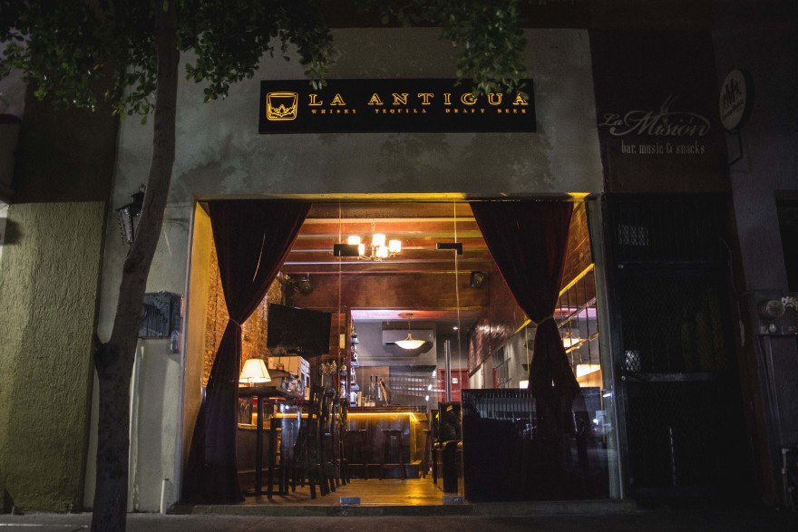 墨西哥历史中心酒吧 Al Antigua Bar 的现代改造-12