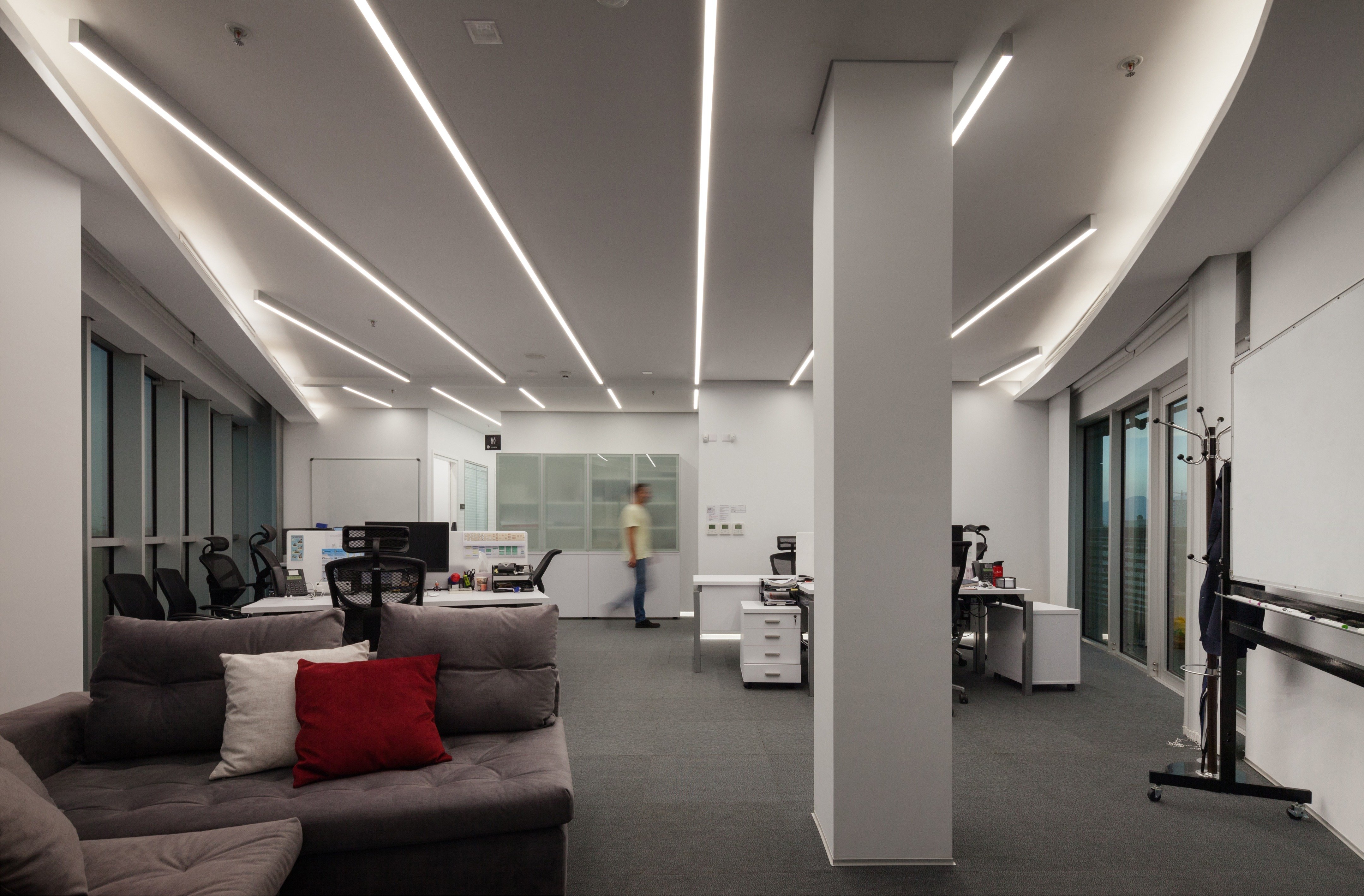 穿越白天的蓝,沉浸夜晚的白——iGuzzini 为 Wargaming 打造可调色温办公照明-1