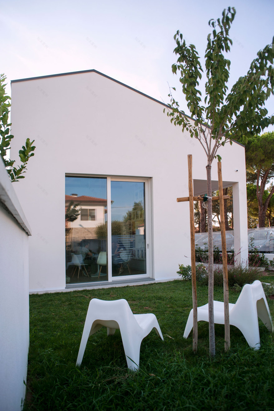 简约线条与自然材料的优雅融合——意大利 Vicarello 建筑工作室-1