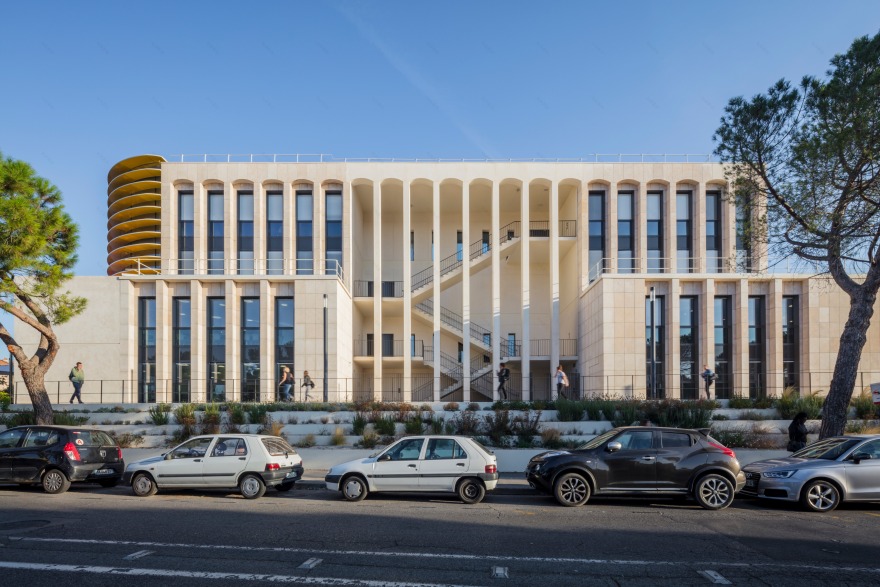 校园媒体图书馆设计-8