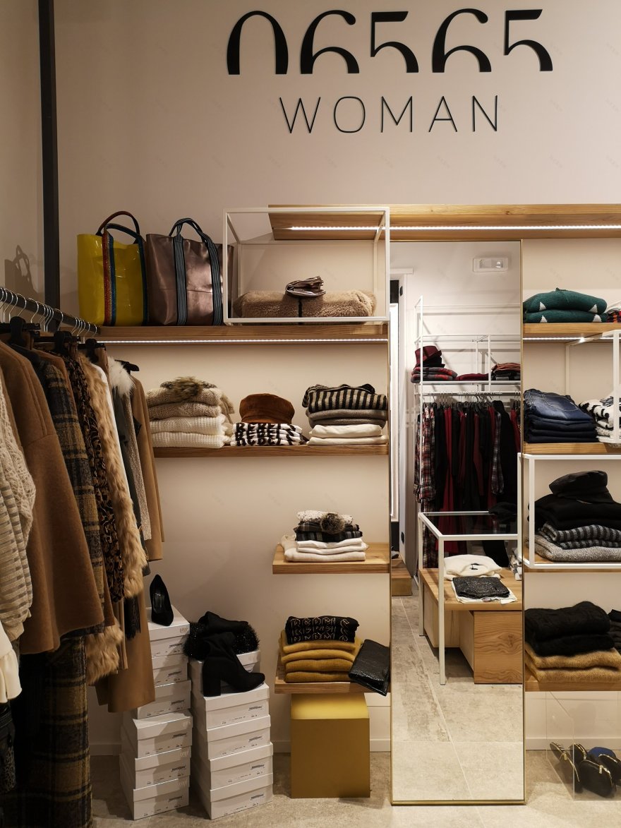 精致小服装店设计 | 空间家具一体化-0