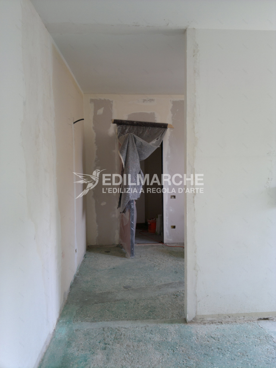 140 平米马切拉塔公寓翻新,自然木色与柔和色调的优雅融合-2