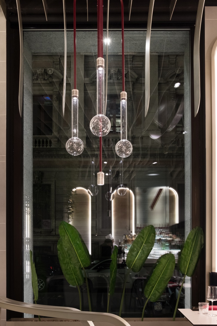 Milan 繁华中心的戏剧性餐厅-27